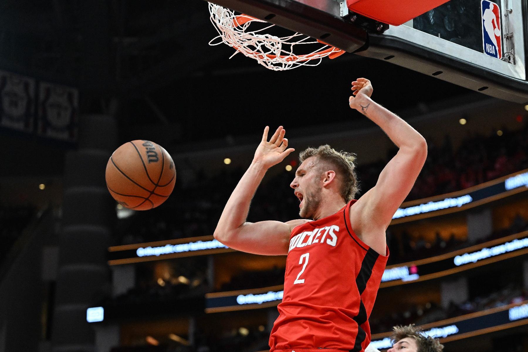 西甲倒计时；休斯敦火箭关键时刻外线爆发；细节引发关注；气氛紧张；团队化学反应显著的简单介绍